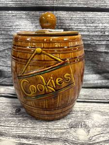 lot 94 image: 1950s McCoy Cookie jar, barrel style, excellent condition