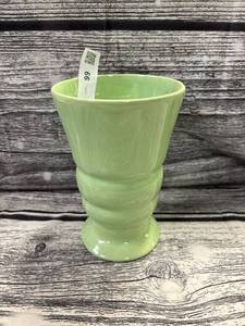 lot 99 image: Haeger green vase, great condition