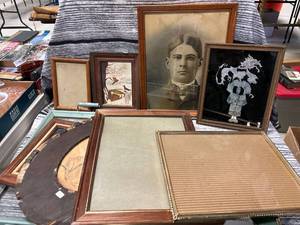lot 118 image: Misc picture frames