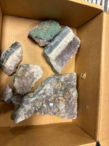 lot 123 image: amethyst rock pieces