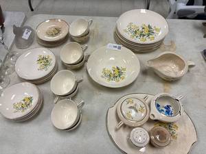 lot 195 image: Vintage Brent china, buttercup Hill dishware set