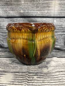 lot 219 image: Vintage glazed McCoy pottery planter, 10 in diameter, 9 in tall