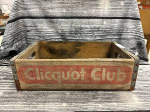 lot 229 image: Vintage Cliquot club crate