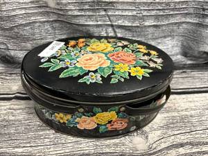 lot 245 image: Vintage Sewing basket, tin