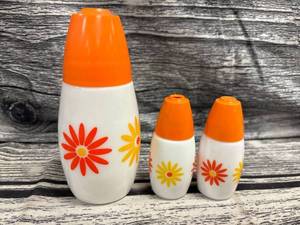 lot 252 image: Vintage Westinghouse, sunburst, Daisy, salt and pepper, shaker set