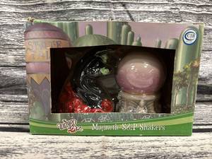 lot 255 image: Vintage Wizard of Oz, magnetic salt and pepper shakers