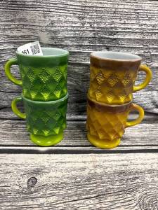 lot 261 image: 4-vintage fire king Kimberly mugs, C handle