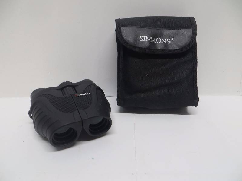lot 2114 image: Simmons ProSport 8-17x25 Zoom Binocular