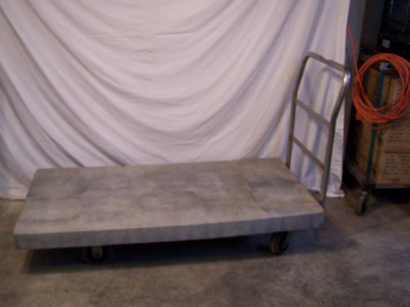 lot 435 image: Rubber maid cart