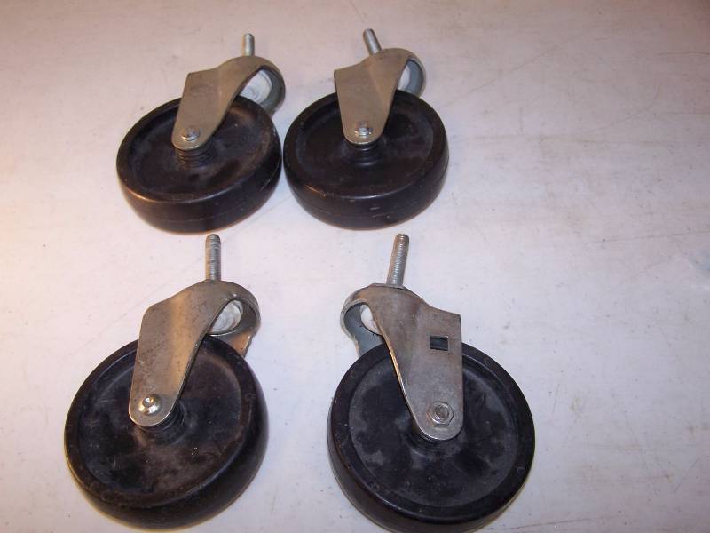 lot 3144 image: 4 casters
