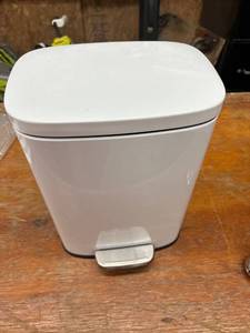 lot 14420 image: Small Trash Can