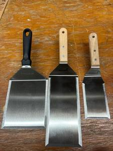 lot 14477 image: 3 Various Spatula