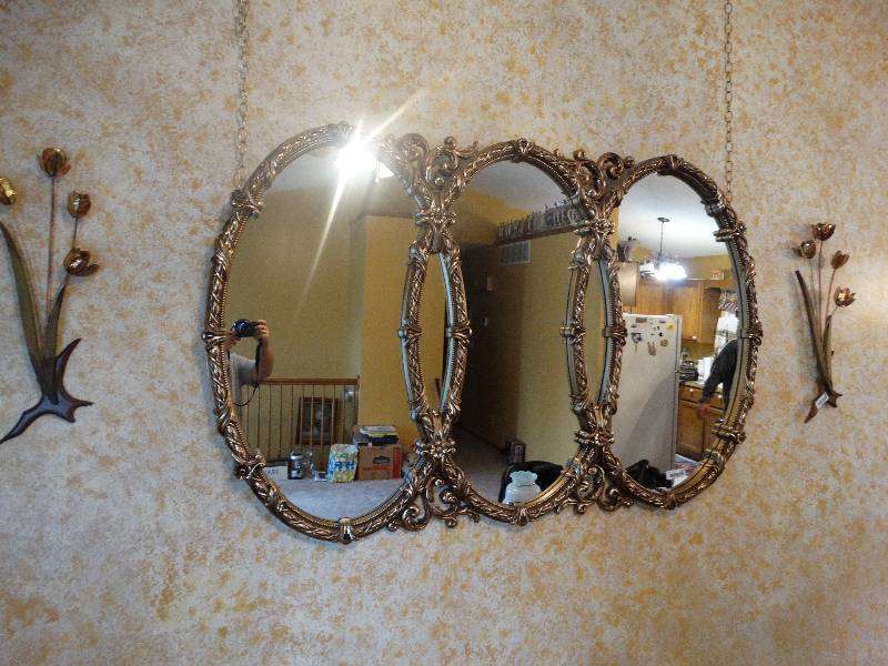 lot 581 image: Large 3 panel framed wall mirror