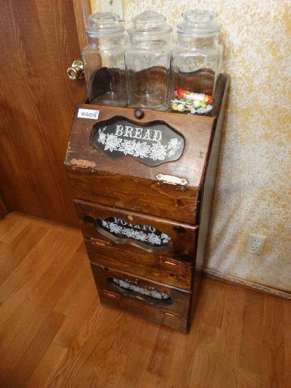 lot 582 image: Wood potatoonionbread bin
