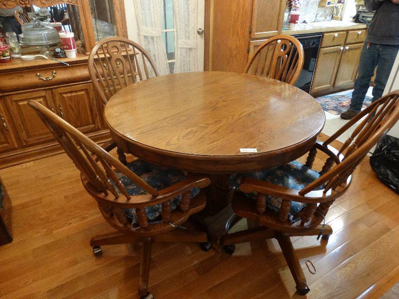 lot 584 image: Beautiful solid oak dining set w table & 4 chairs on wheels.