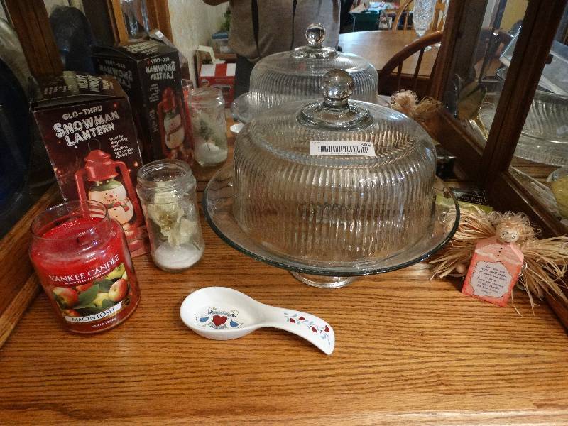 lot 586 image: Cakepie server, Yankee candle, decor