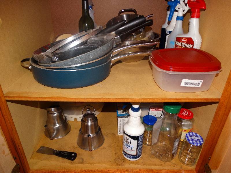 lot 592 image: Lot of pans, & various kitchen items.