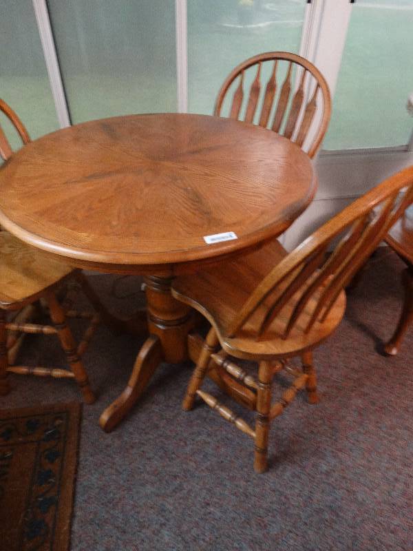 lot 595 image: Oak pub table w 3 oak bar stools