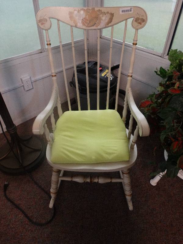 lot 600 image: Vintage wood rocking chair w padded seat