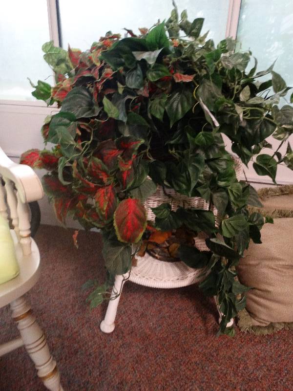 lot 601 image: Wicker end table w faux plant