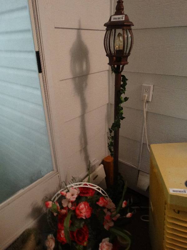 lot 603 image: Decorative street light floor lamp & various decor