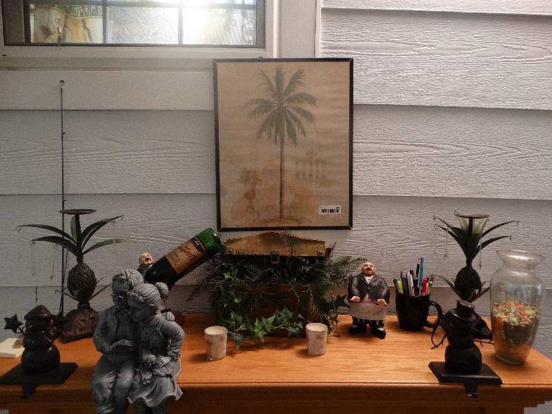 lot 605 image: Lot of various decor items