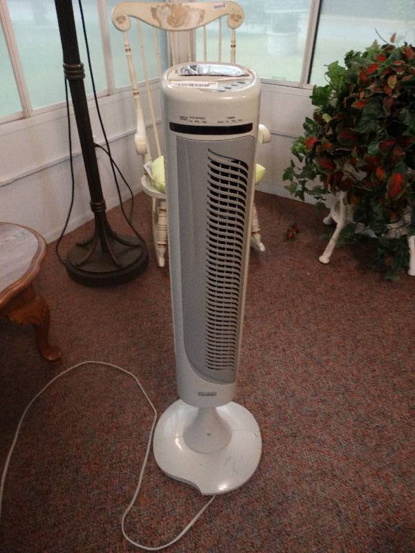 lot 609 image: Pedestal fan w remote