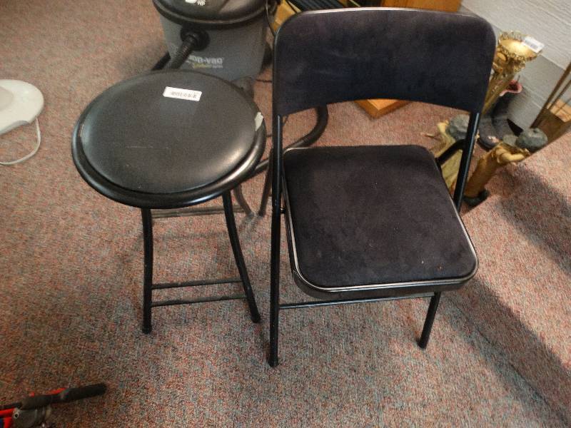lot 610 image: Folding chair & folding stool