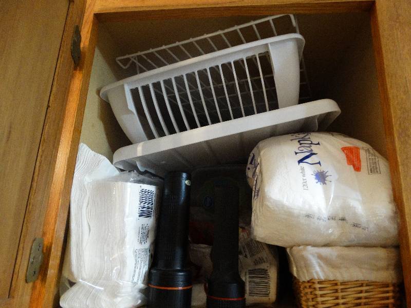 lot 612 image: Contents of cabinet- food items, kitchen items.