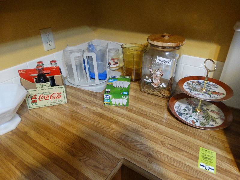 lot 618 image: Plastic food storage containers & misc.