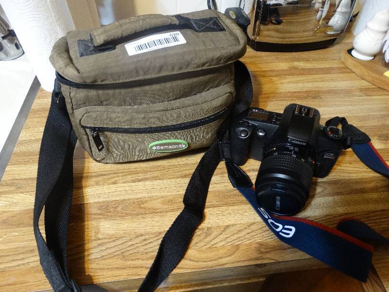 lot 620 image: Canon rebel G camera w bag