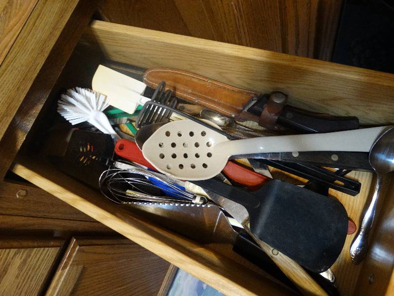lot 623 image: Lot of kitchen utensils