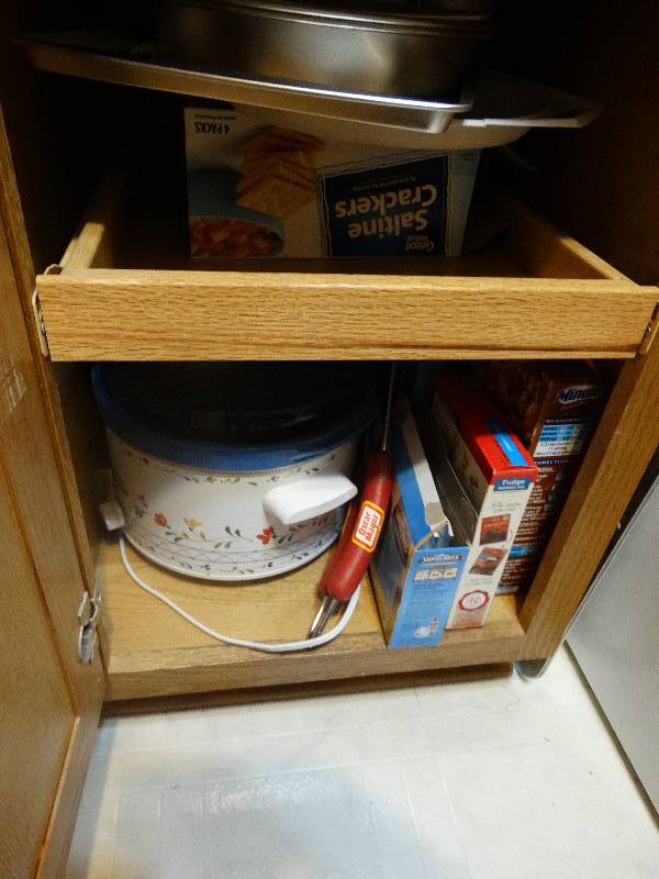 lot 624 image: Lot of baking sheetspansfood & misc