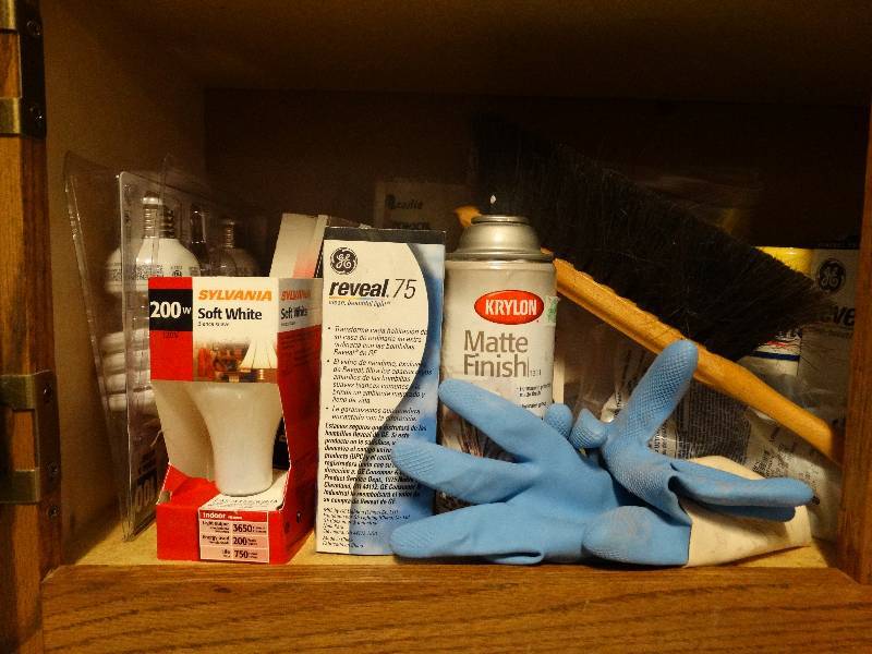 lot 632 image: Cleaners, light bulbs & misc.