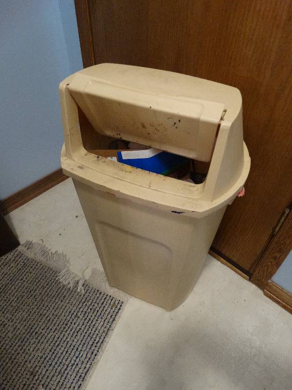 lot 633 image: Trash can, brooms, 3 drawer plastic storage cabinet w contents