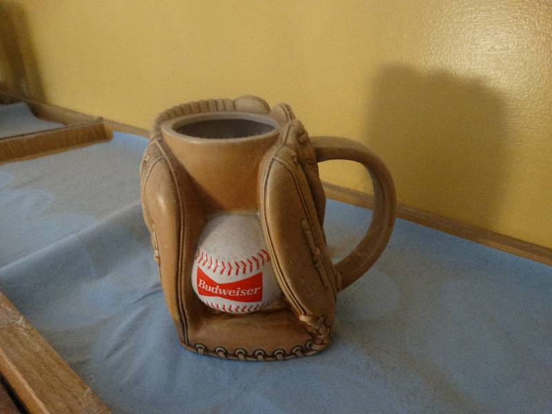 lot 685 image: Budweiser baseball mitt beer stein