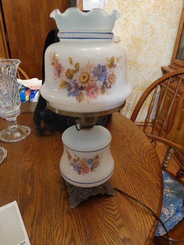 lot 742 image: Vintage glass shade lamp