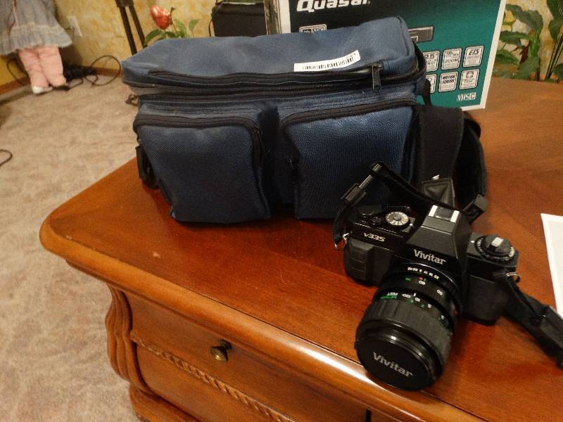 lot 743 image: Vivitar V335 camera w bag