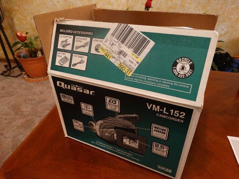 lot 744 image: Quasar camcorder in box- Model-VM-L152