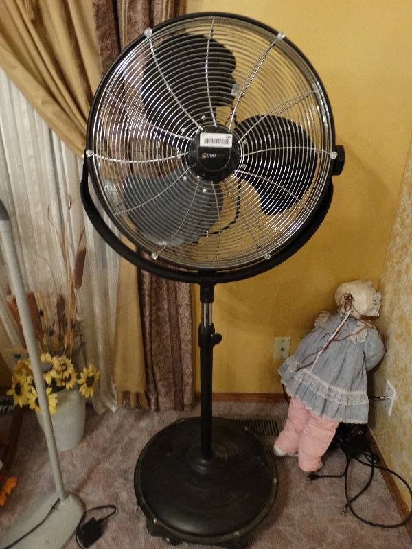 lot 746 image: Utility fan on stand