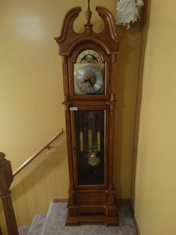 lot 748 image: Beautiful Grandfather clock w key