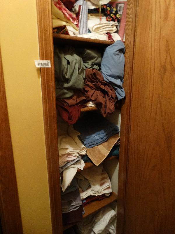 lot 750 image: Large lot of towels, linens