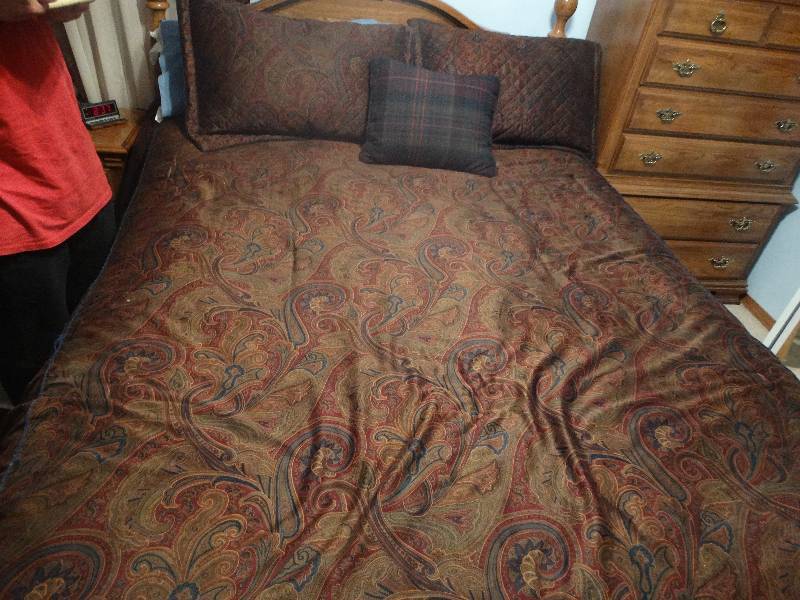lot 757 image: Queen comforter set including pillows