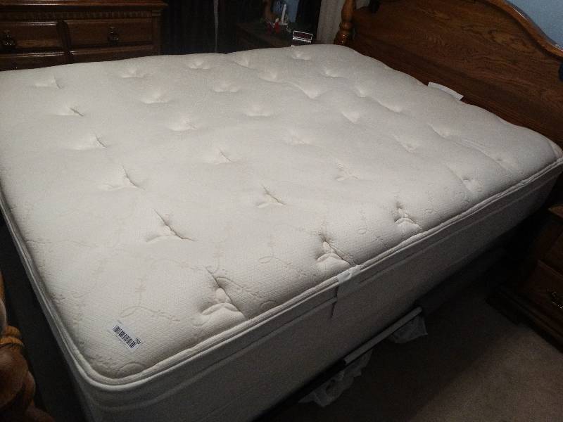 lot 759 image: Simmons beauty rest queen mattress & box spring set