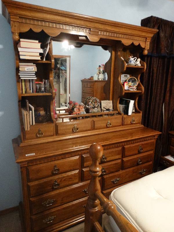 lot 760 image: Kincaid wood dresser with mirrored hutch top