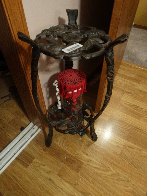 lot 772 image: Metal Plant Stand w Lamp