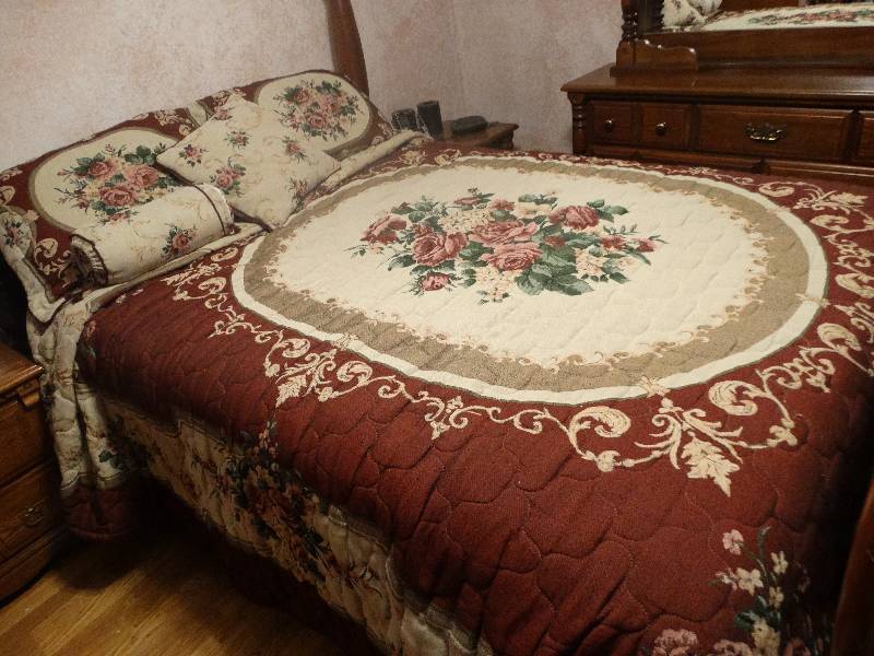 lot 776 image: Floral Comforter Set w pillows (Queen)