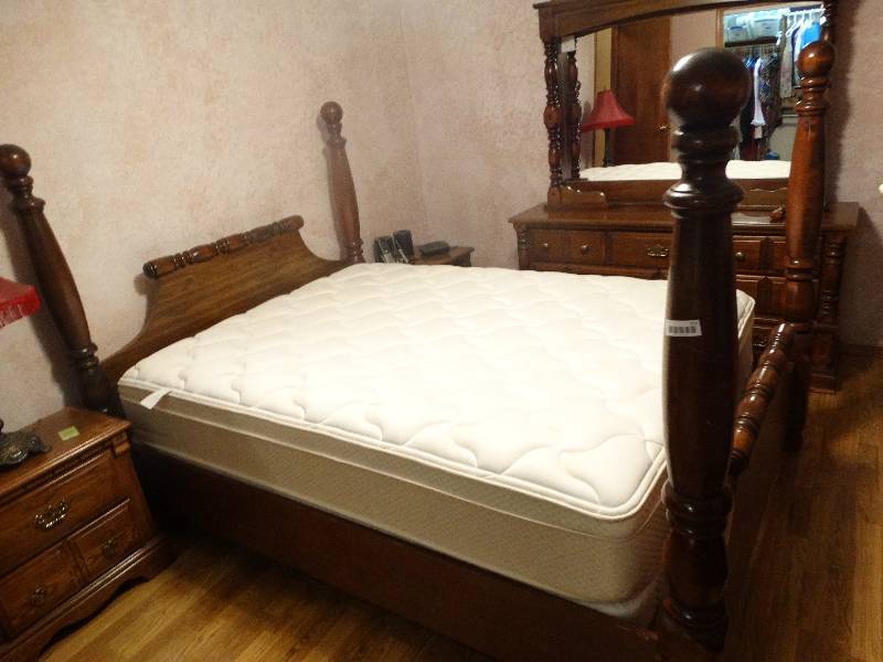 lot 777 image: Solid Wood 4 Poster Queen Size Bed - Mattress set not included