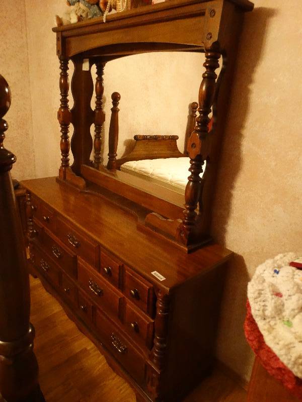 lot 779 image: Dresser w Mirror Top