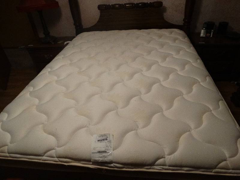 lot 778 image: Corsicana Queen Mattress & Box Spring Set